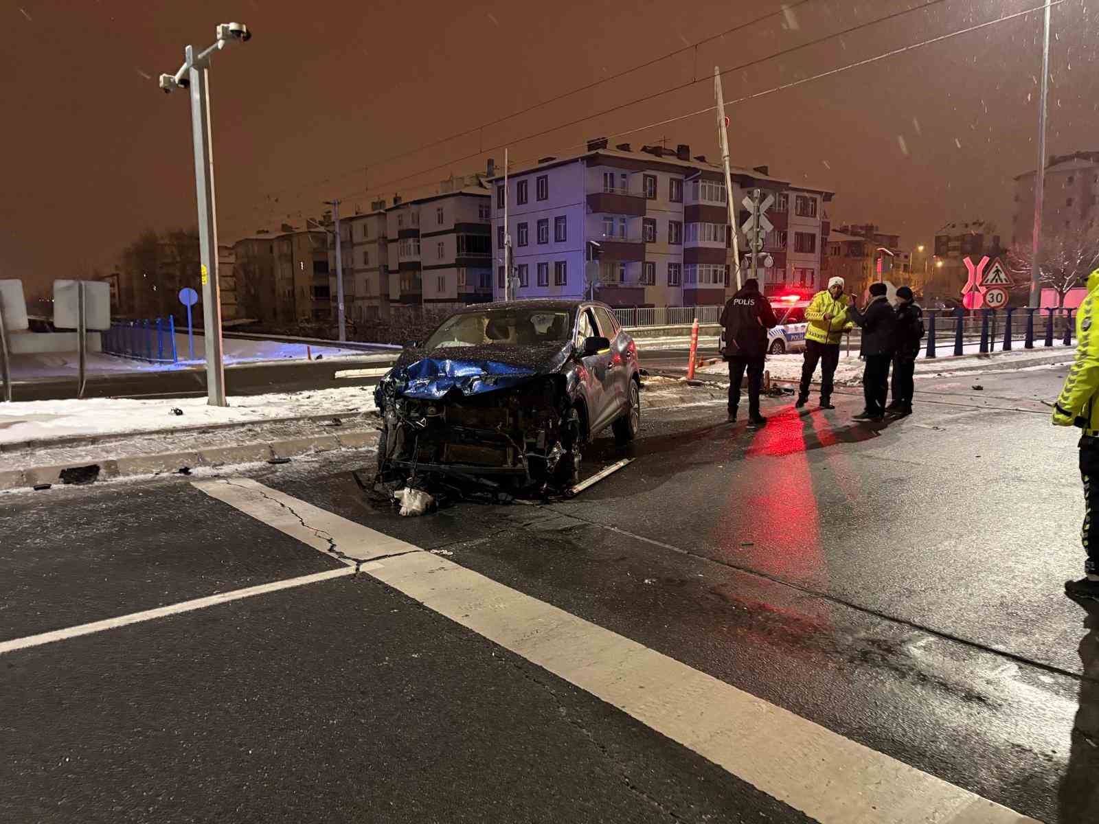 Yük treniyle çarpışan SUV aracın sürücüsü yara almadan kurtuldu
