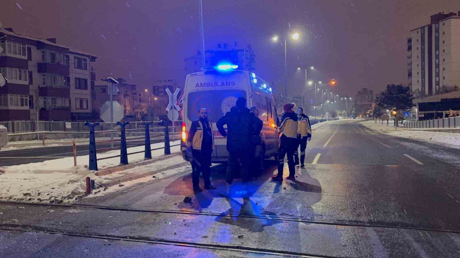 Yük treniyle çarpışan SUV aracın sürücüsü yara almadan kurtuldu
