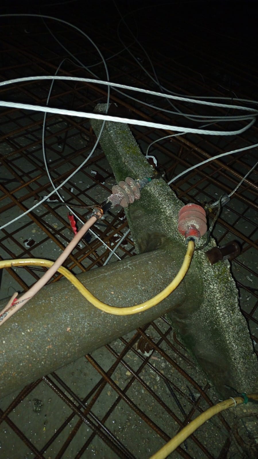 Yüksek gerelim hattı inşaata devrildi
