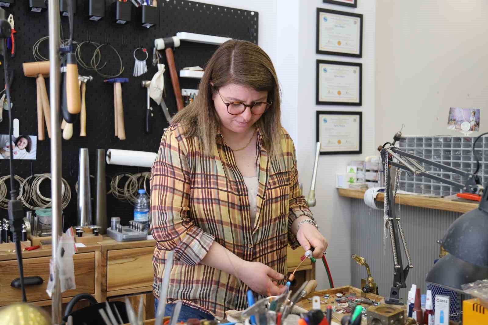 Yüksek mimarlığı bıraktı, sadekarlıkla yeni bir hayat kurdu
Yüksek mimarlığı bıraktı, sadekarlıkla yeni bir hayat kurdu