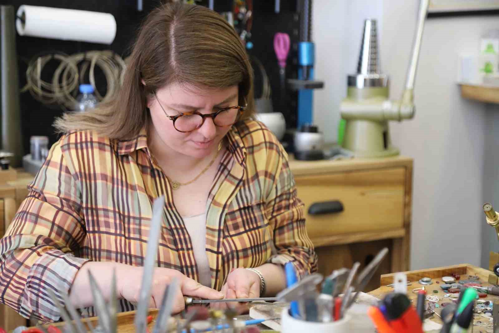 Yüksek mimarlığı bıraktı, sadekarlıkla yeni bir hayat kurdu
Yüksek mimarlığı bıraktı, sadekarlıkla yeni bir hayat kurdu