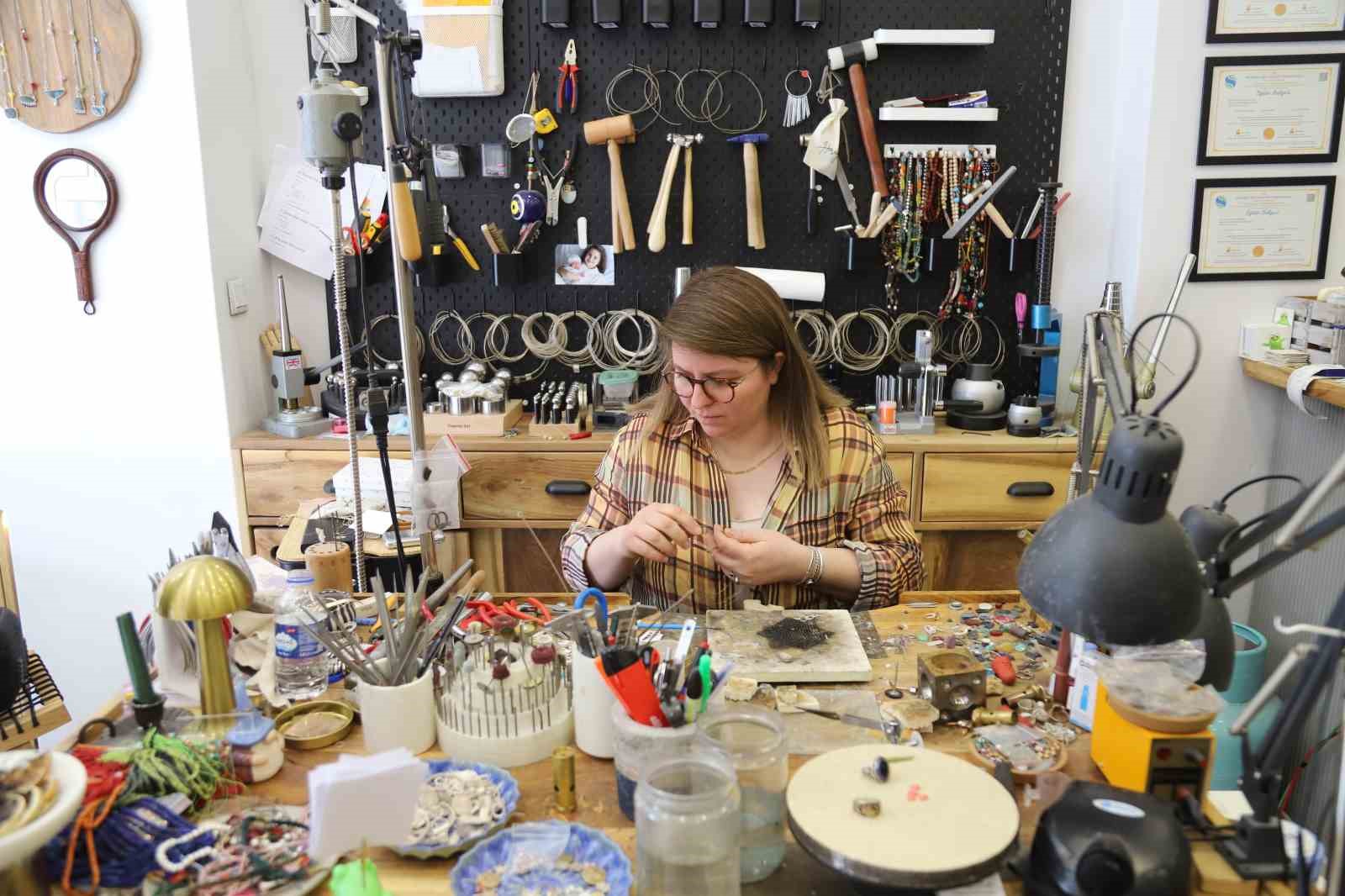 Yüksek mimarlığı bıraktı, sadekarlıkla yeni bir hayat kurdu
Yüksek mimarlığı bıraktı, sadekarlıkla yeni bir hayat kurdu