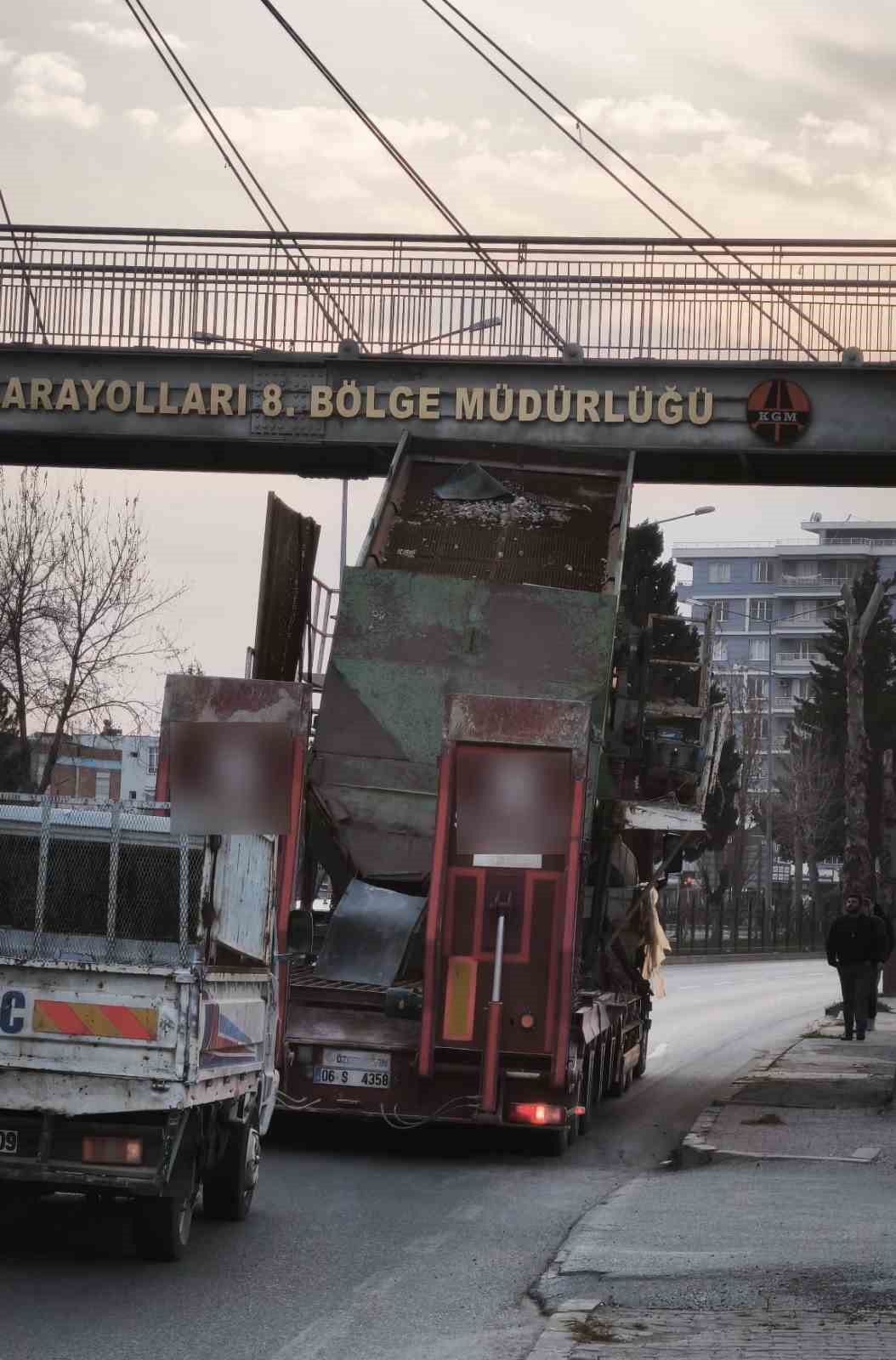 Yüksek yüklü tır üst geçitten geçemedi
