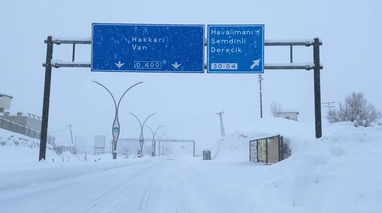 Yüksekova kara gömüldü: Kar kalınlığı yarım metreyi geçti
