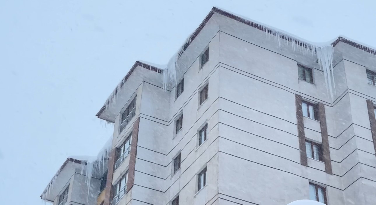 Yüksekova kara gömüldü: Kar kalınlığı yarım metreyi geçti
