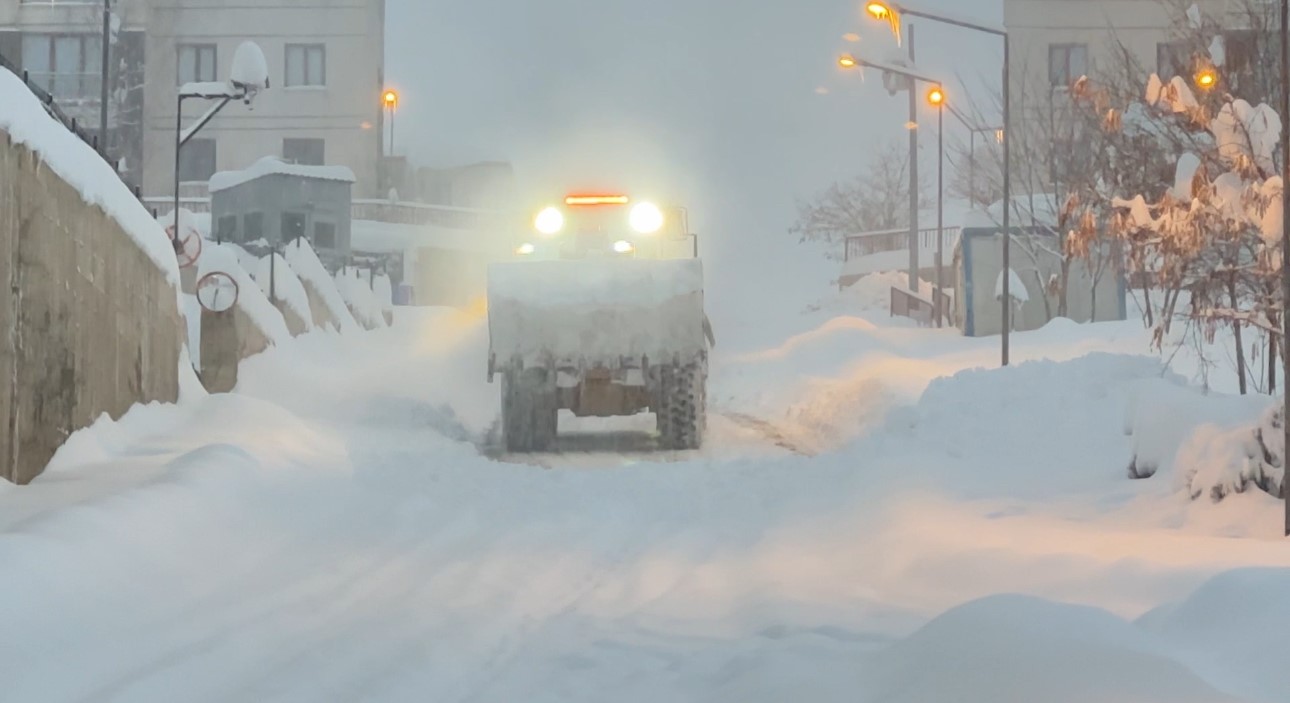 Yüksekova kara gömüldü: Kar kalınlığı yarım metreyi geçti
