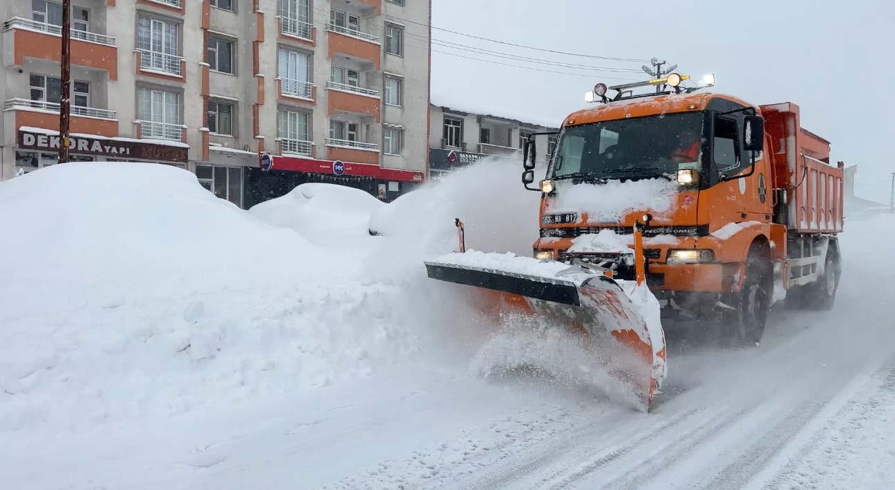 Yüksekova kara gömüldü: Kar kalınlığı yarım metreyi geçti
