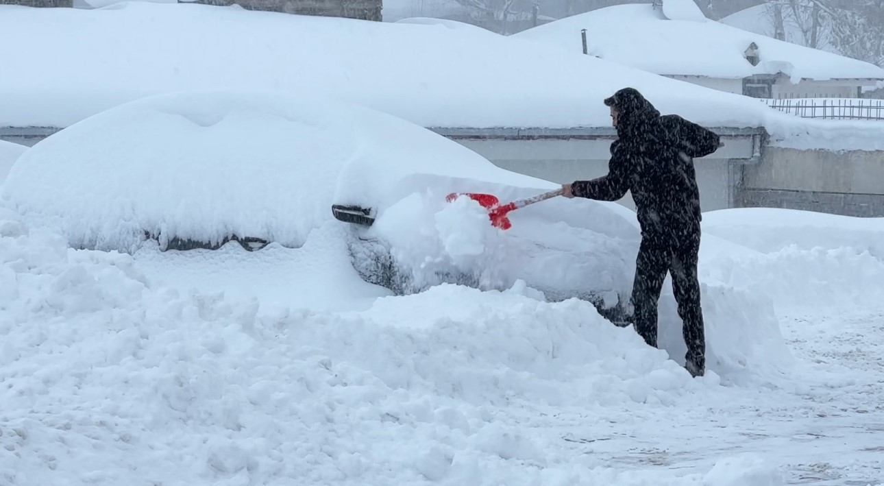 Yüksekova kara gömüldü: Kar kalınlığı yarım metreyi geçti
