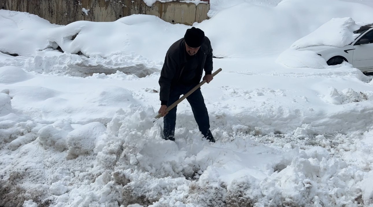 Yüksekova kara gömüldü
