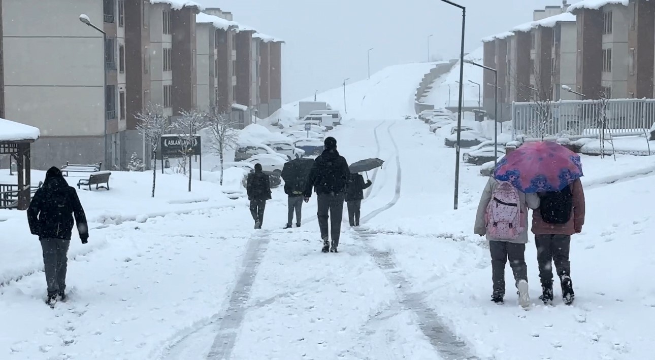 Yüksekova nisan ayında karla kaplandı
