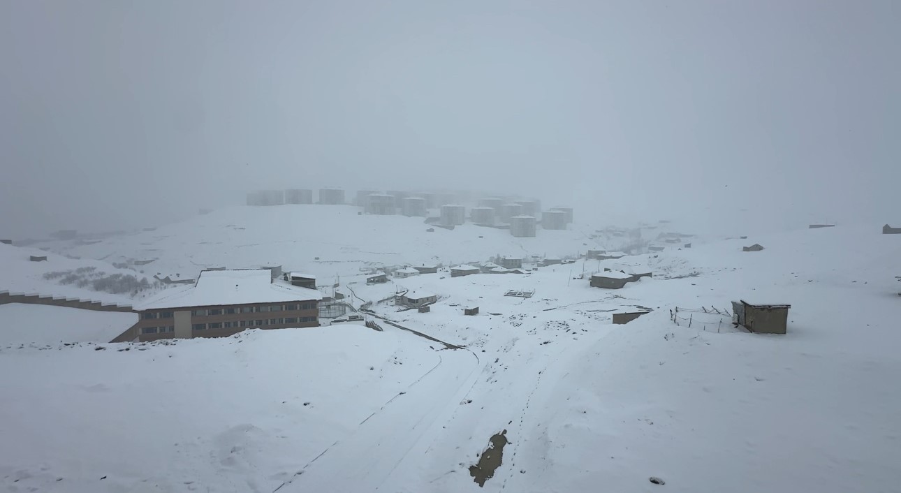 Yüksekova nisan ayında karla kaplandı
