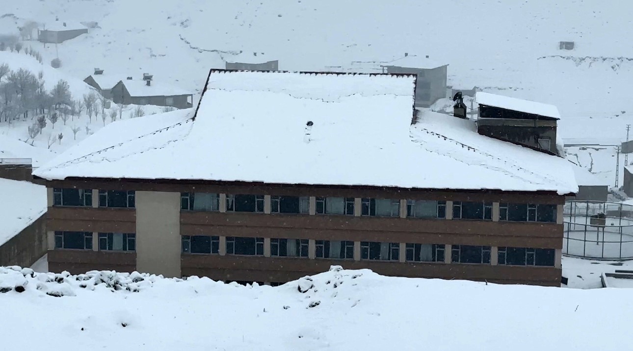 Yüksekova nisan ayında karla kaplandı
