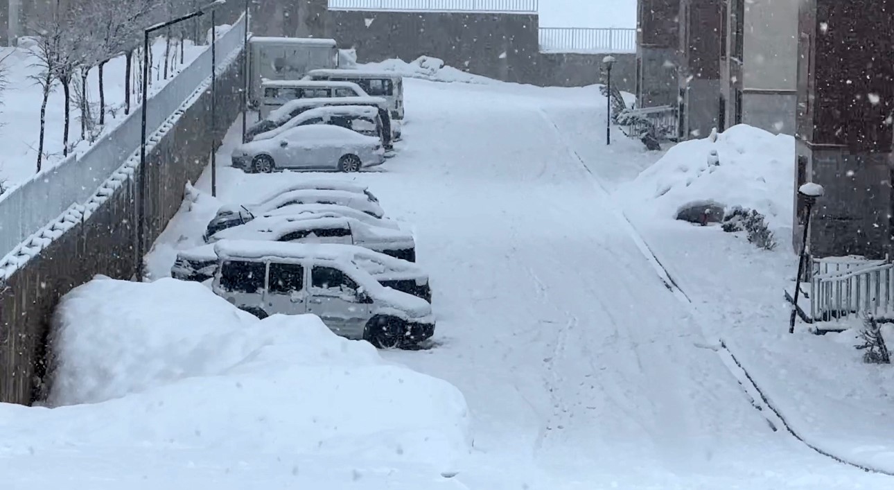 Yüksekova nisan ayında karla kaplandı
