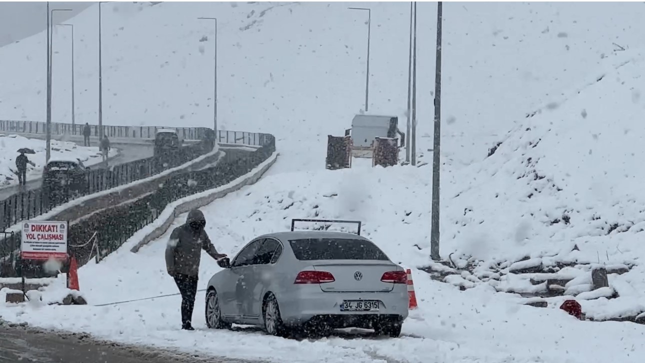Yüksekova nisan ayında karla kaplandı
