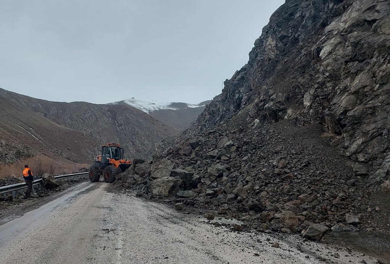 Yüksekova-Van kara yolu kontrollü şekilde geçişlere açıldı
