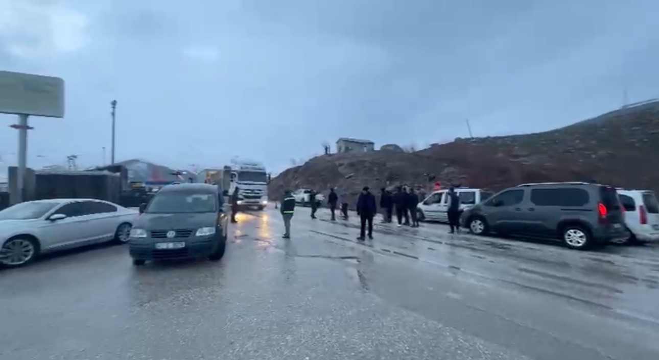 Yüksekova-Van kara yolu kontrollü şekilde geçişlere açıldı
