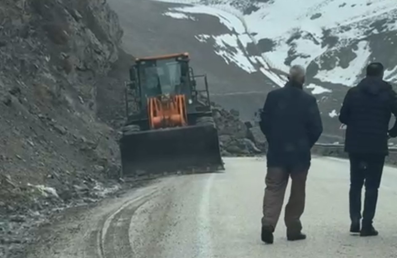 Yüksekova-Van kara yolu kontrollü şekilde geçişlere açıldı
