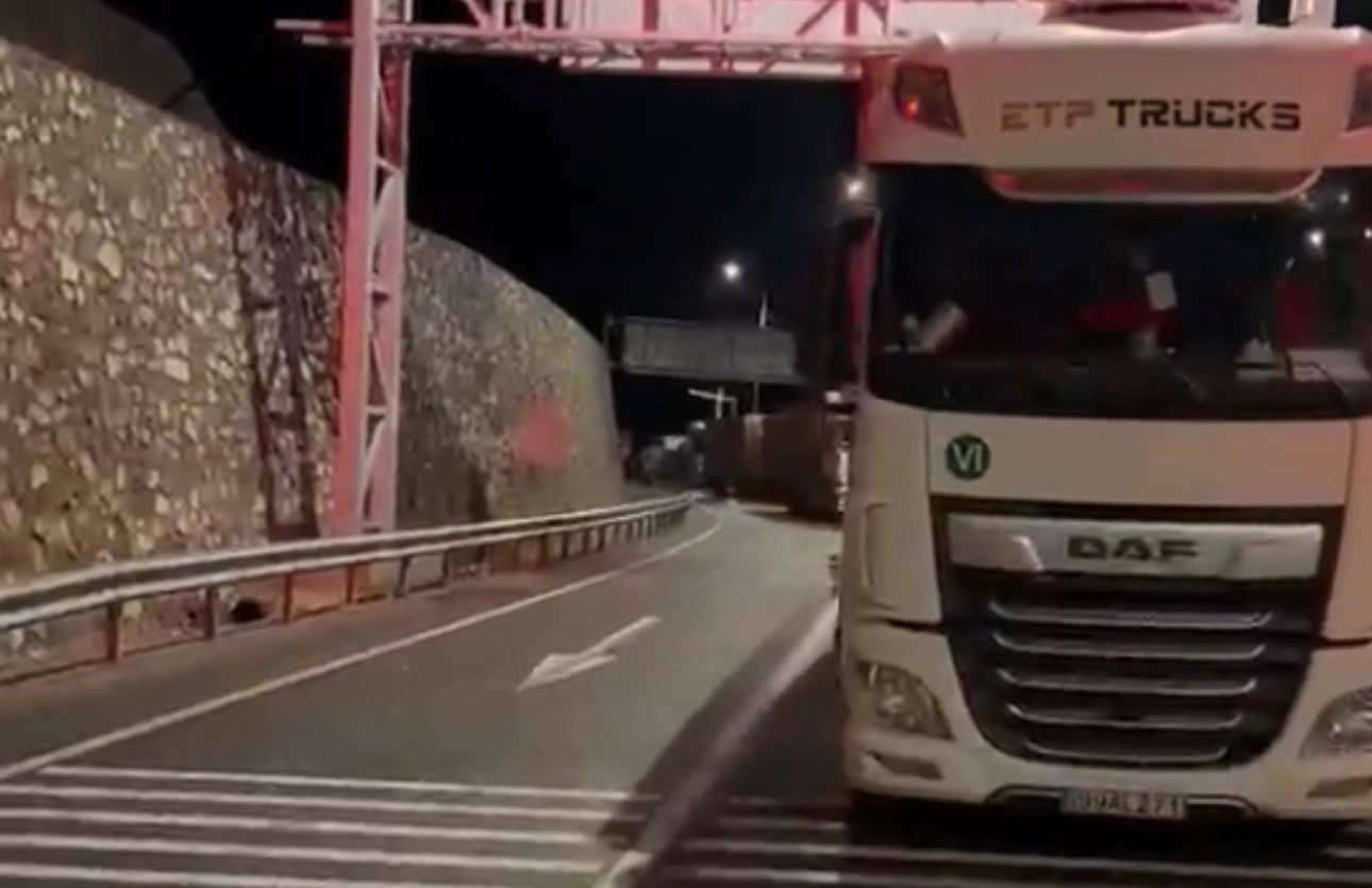 Yüksekova-Van kara yolunda heyelan: Ulaşım durdu
