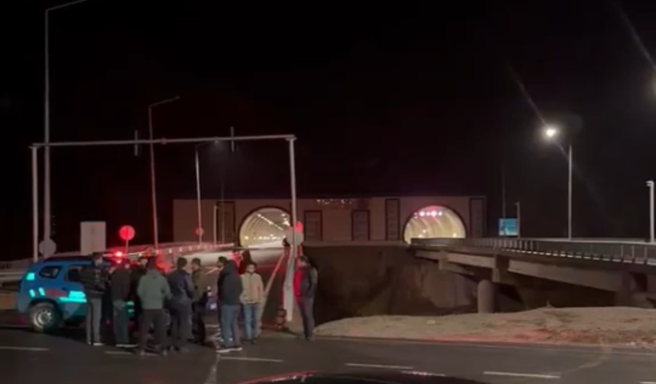 Yüksekova-Van kara yolunda heyelan: Ulaşım durdu
