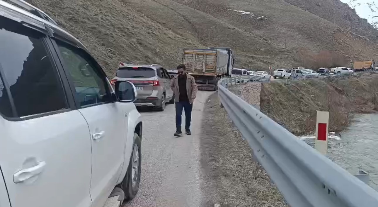 Yüksekova-Van kara yolunda heyelan ulaşımı aksattı

