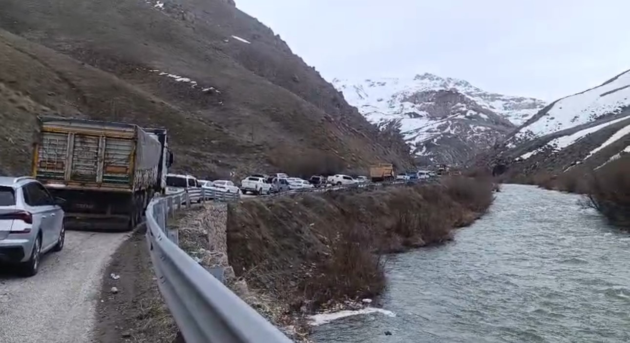 Yüksekova-Van kara yolunda heyelan ulaşımı aksattı
