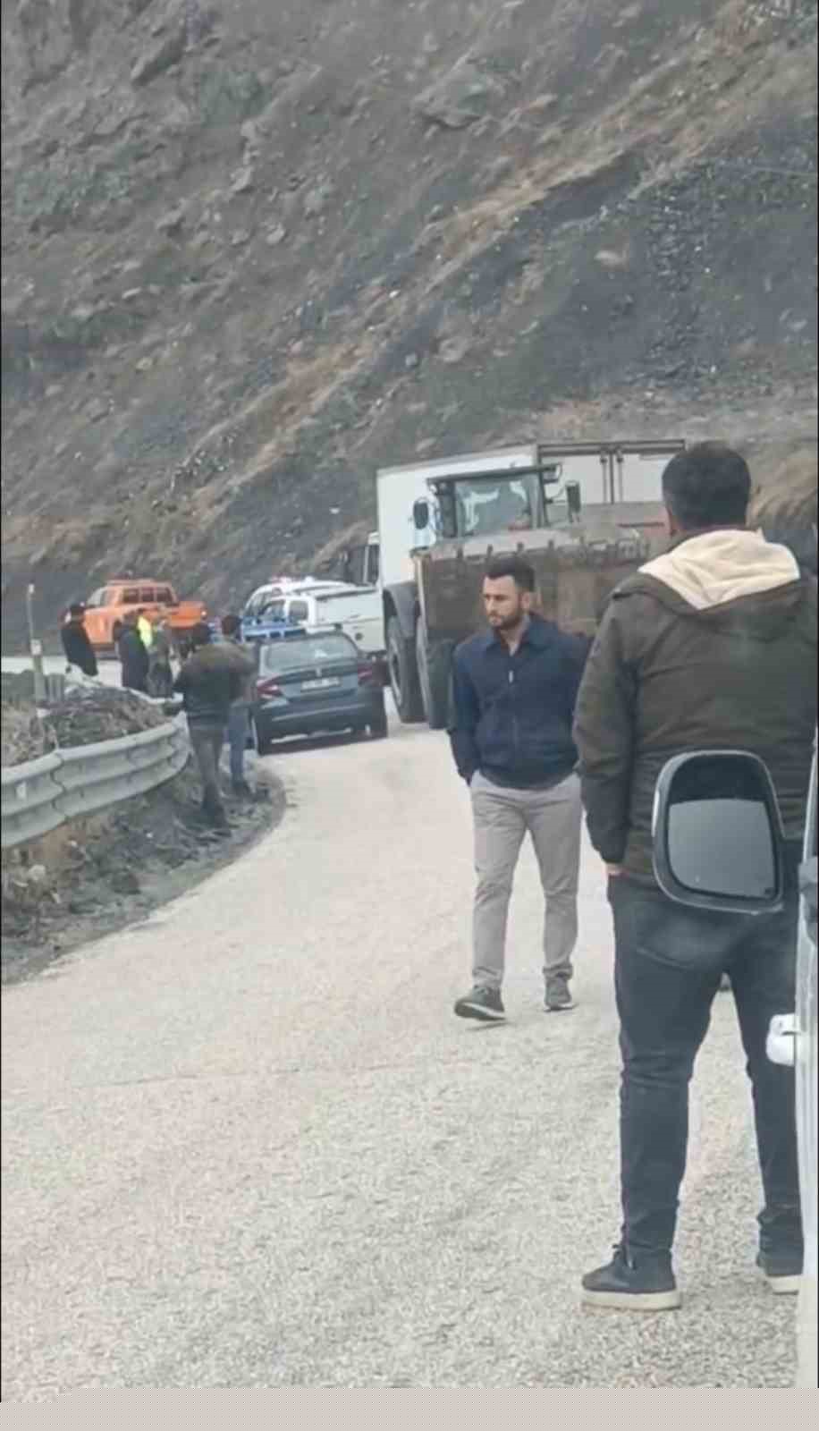 Yüksekova-Van kara yolunda korkutan görüntü
