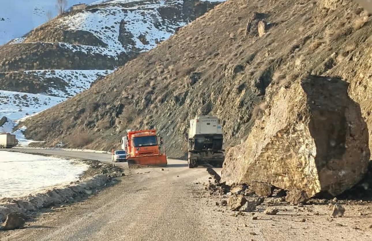 Yüksekova-Van karayolunda faciadan dönüldü: Dev kayalar yola düştü
