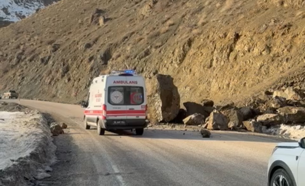 Yüksekova-Van karayolunda faciadan dönüldü: Dev kayalar yola düştü
