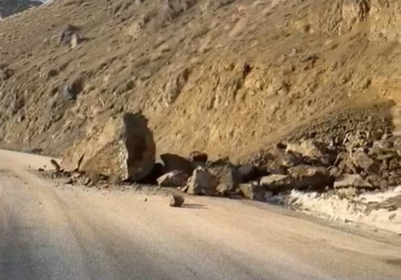 Yüksekova-Van karayolunda faciadan dönüldü: Dev kayalar yola düştü
