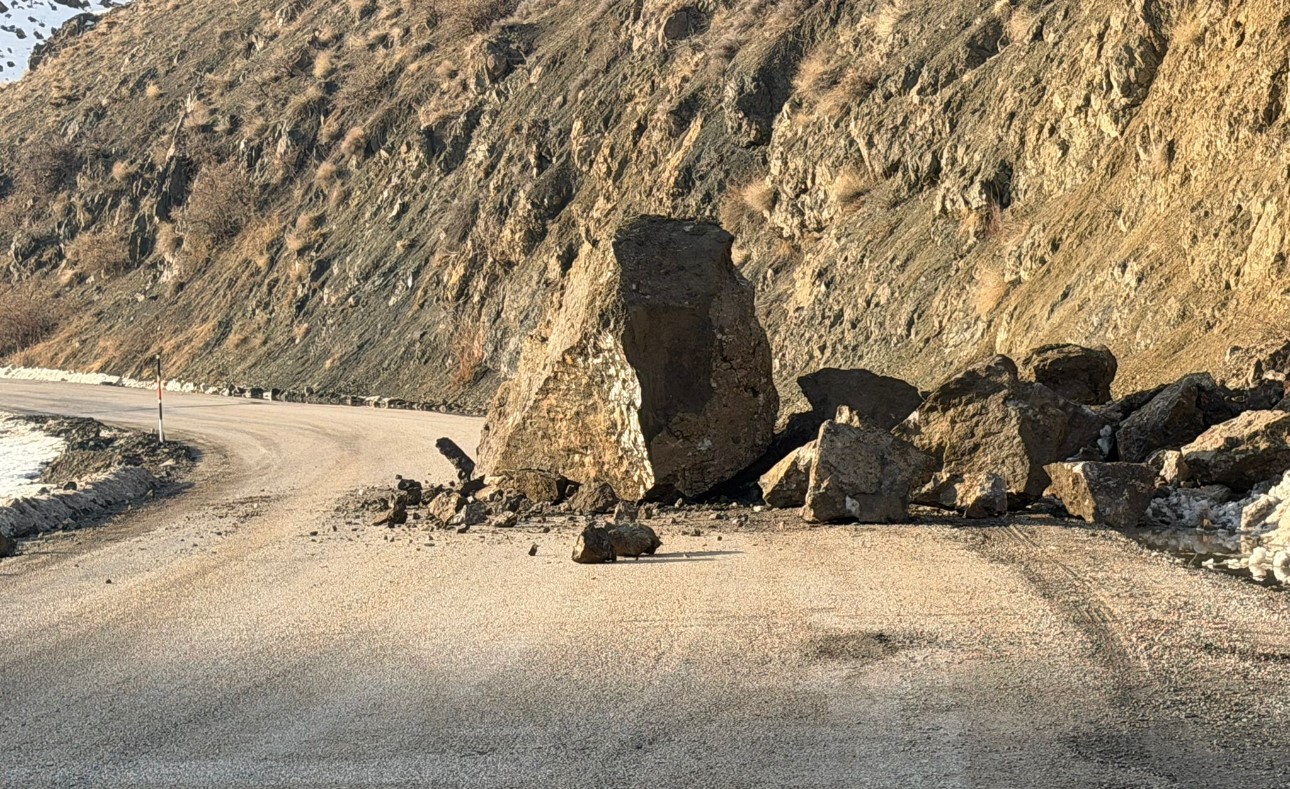 Yüksekova-Van karayolunda faciadan dönüldü: Dev kayalar yola düştü
