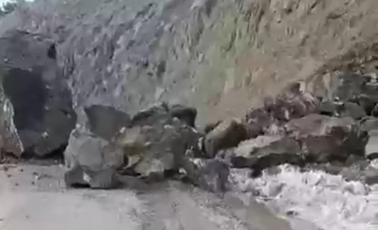 Yüksekova-Van karayolunda faciadan dönüldü: Dev kayalar yola düştü
