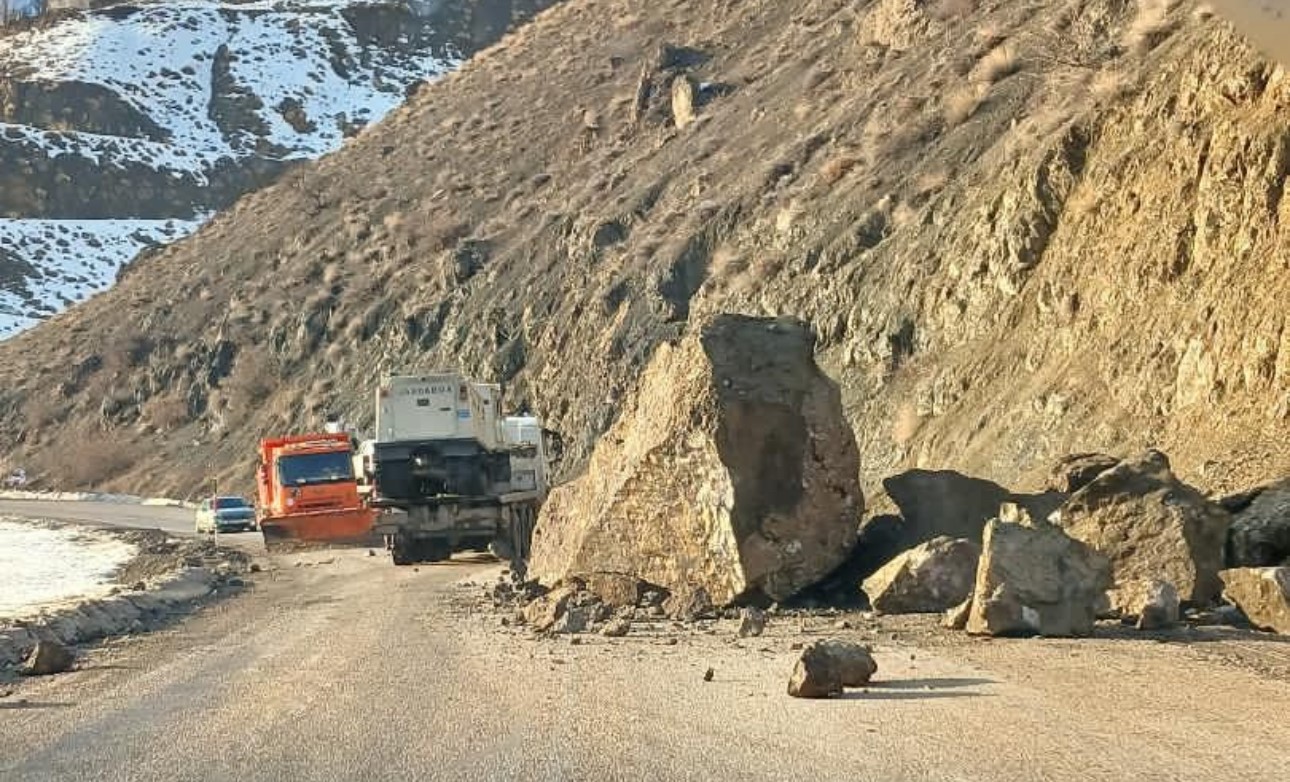 Yüksekova-Van karayolunda faciadan dönüldü: Dev kayalar yola düştü
