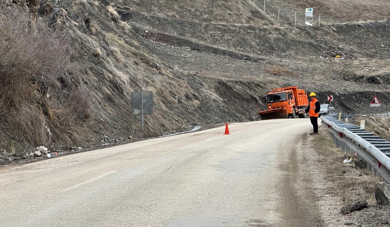 Yüksekova yolu heyelan riski nedeniyle gece trafiğe kapatılacak
