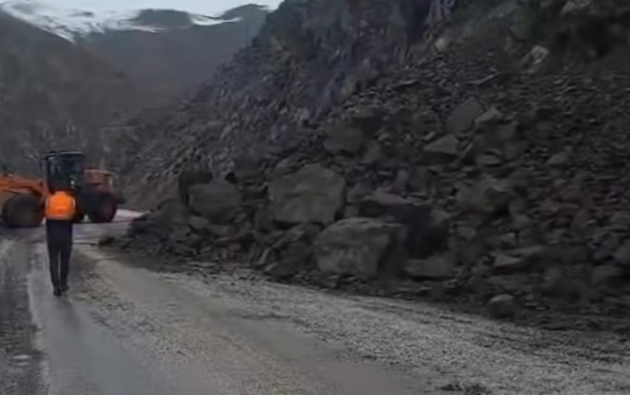 Yüksekova yolu heyelan riski nedeniyle gece trafiğe kapatılacak
