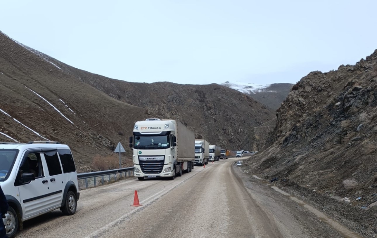 Yüksekova yolu heyelan riski nedeniyle gece trafiğe kapatılacak
