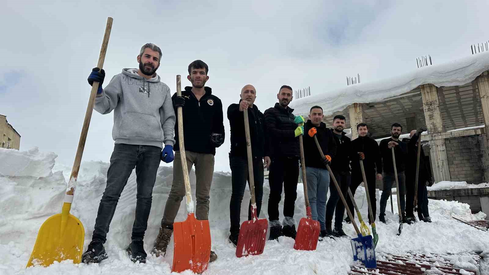 Yüksekova’da 20 kişilik ekibin çatıda kar temizleme mesaisi
