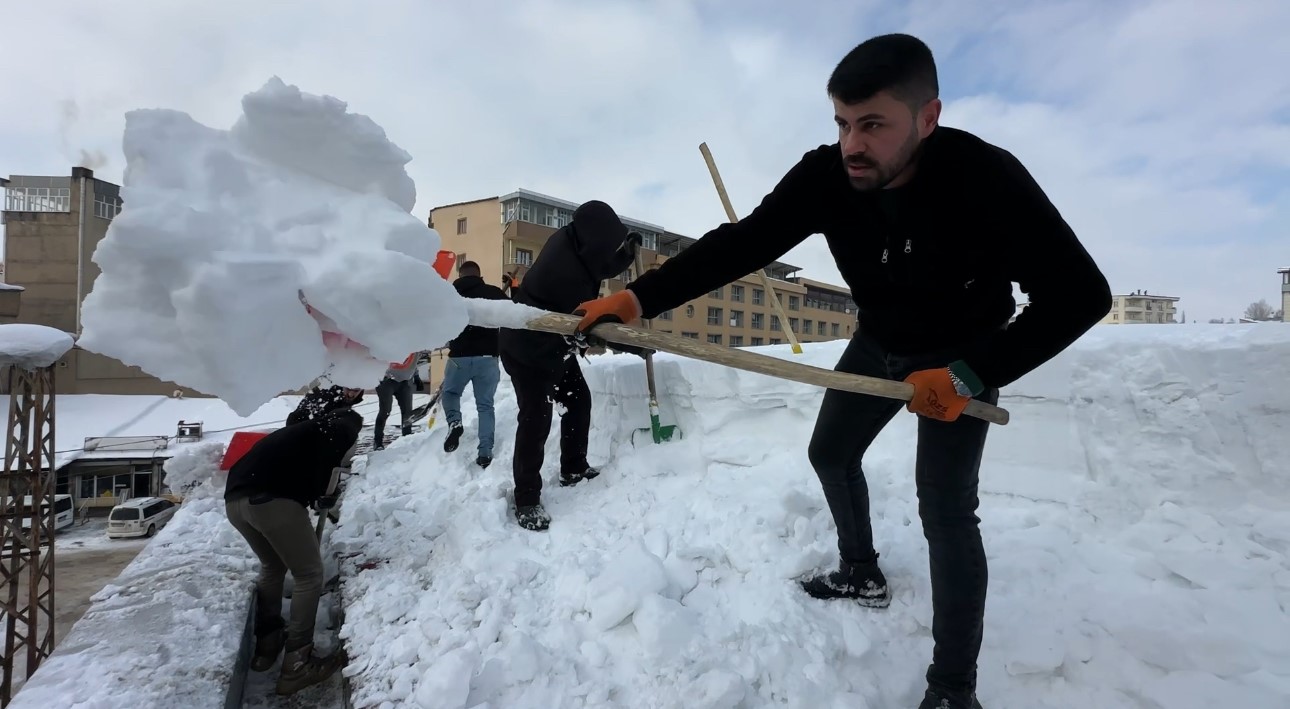 Yüksekova’da 20 kişilik ekibin çatıda kar temizleme mesaisi
