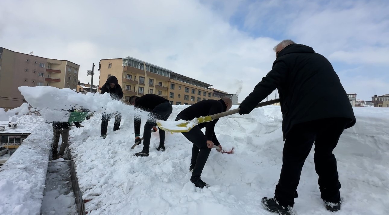 Yüksekova’da 20 kişilik ekibin çatıda kar temizleme mesaisi
