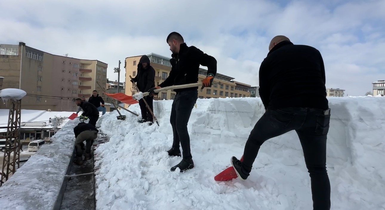 Yüksekova’da 20 kişilik ekibin çatıda kar temizleme mesaisi
