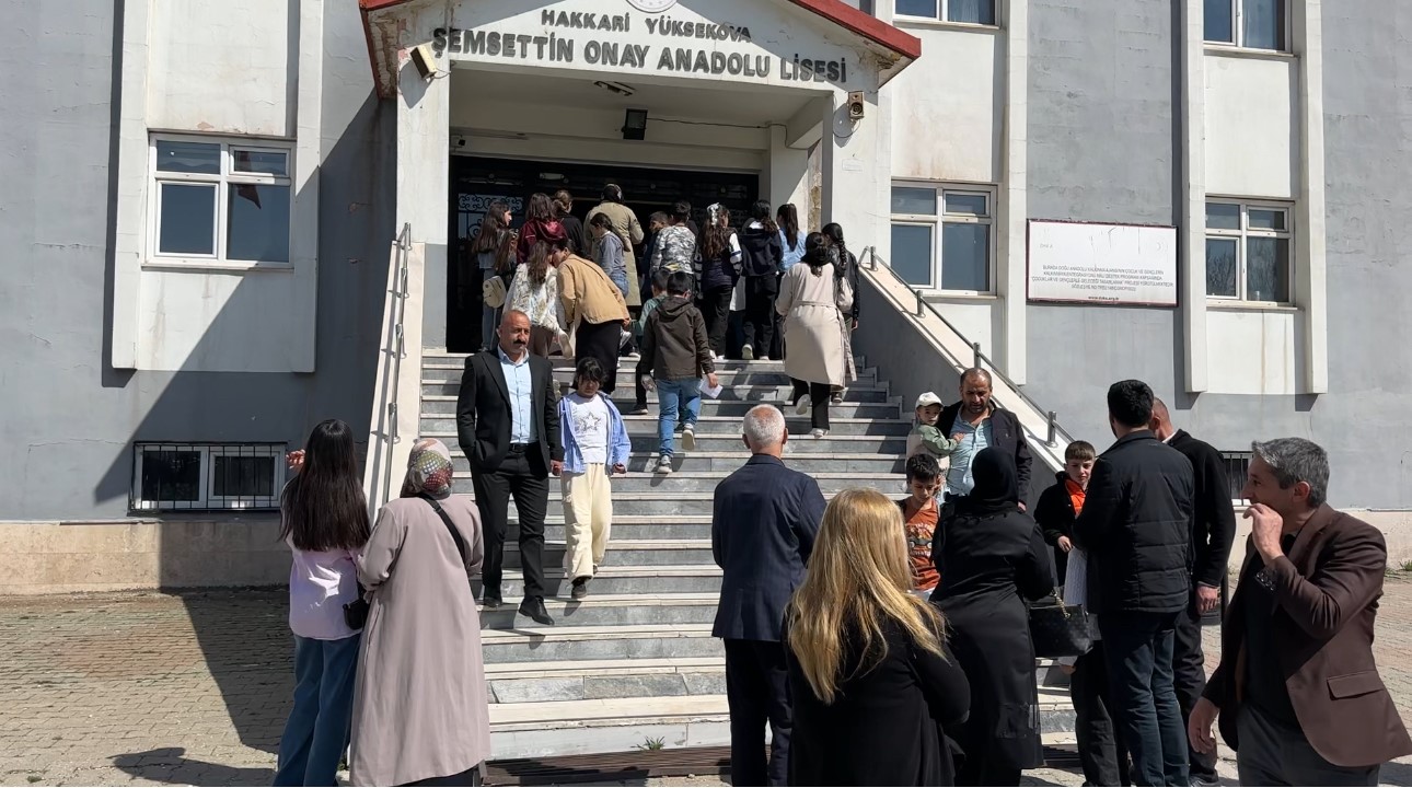 Yüksekova’da 4 bin 69 öğrenci bursluluk sınavı için ter döküyor
