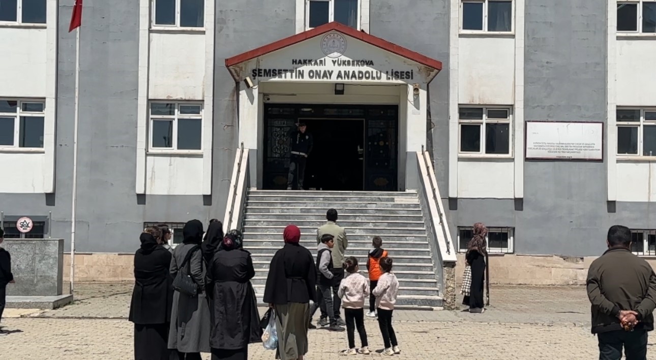 Yüksekova’da 4 bin 69 öğrenci bursluluk sınavında ter döktü
