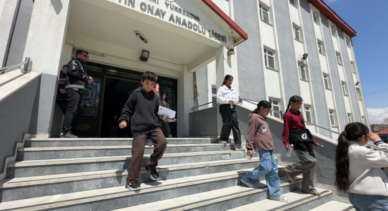 Yüksekova’da 4 bin 69 öğrenci bursluluk sınavında ter döktü
