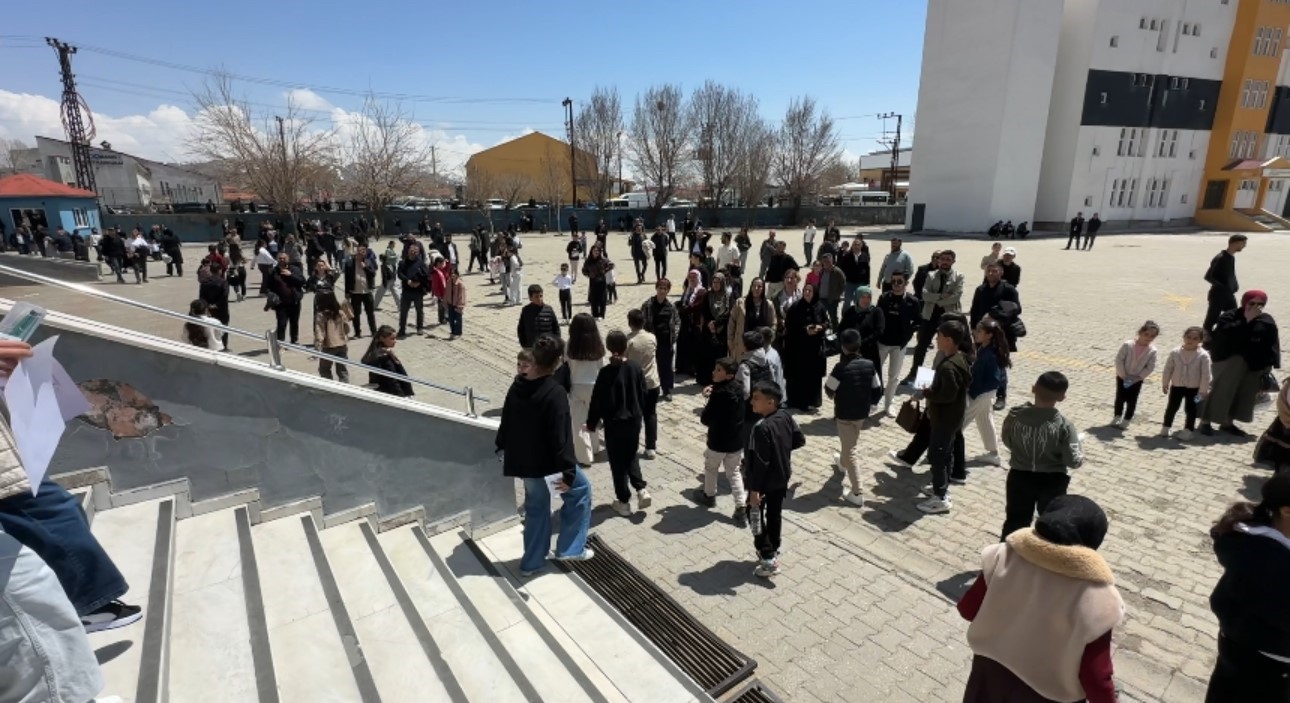 Yüksekova’da 4 bin 69 öğrenci bursluluk sınavında ter döktü
