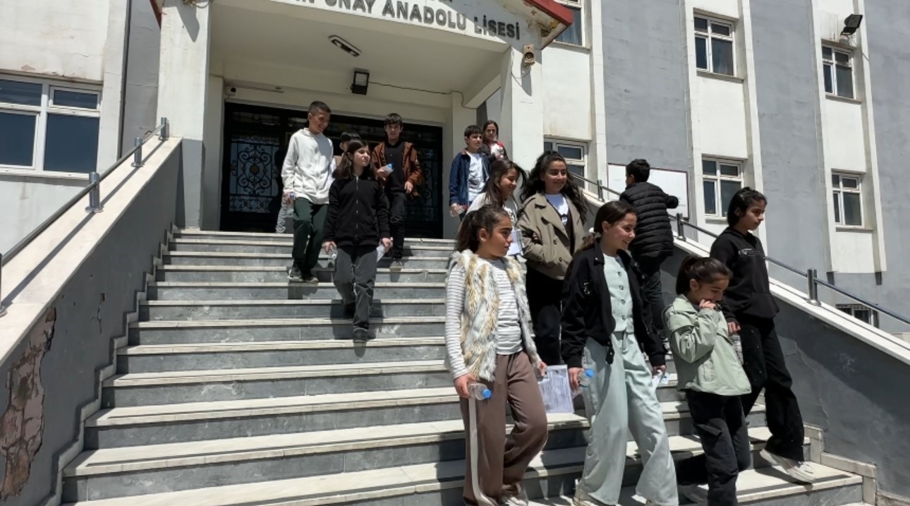 Yüksekova’da 4 bin 69 öğrenci bursluluk sınavında ter döktü
