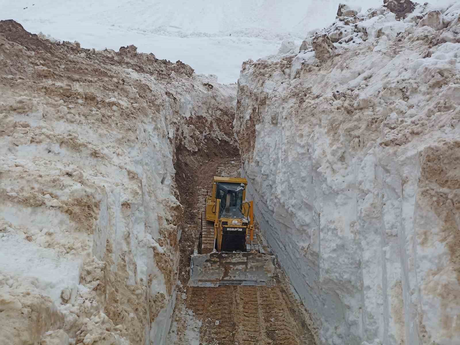 Yüksekova’da 8 metrelik kar tünelleri: İş makinesi içinde kayboldu
