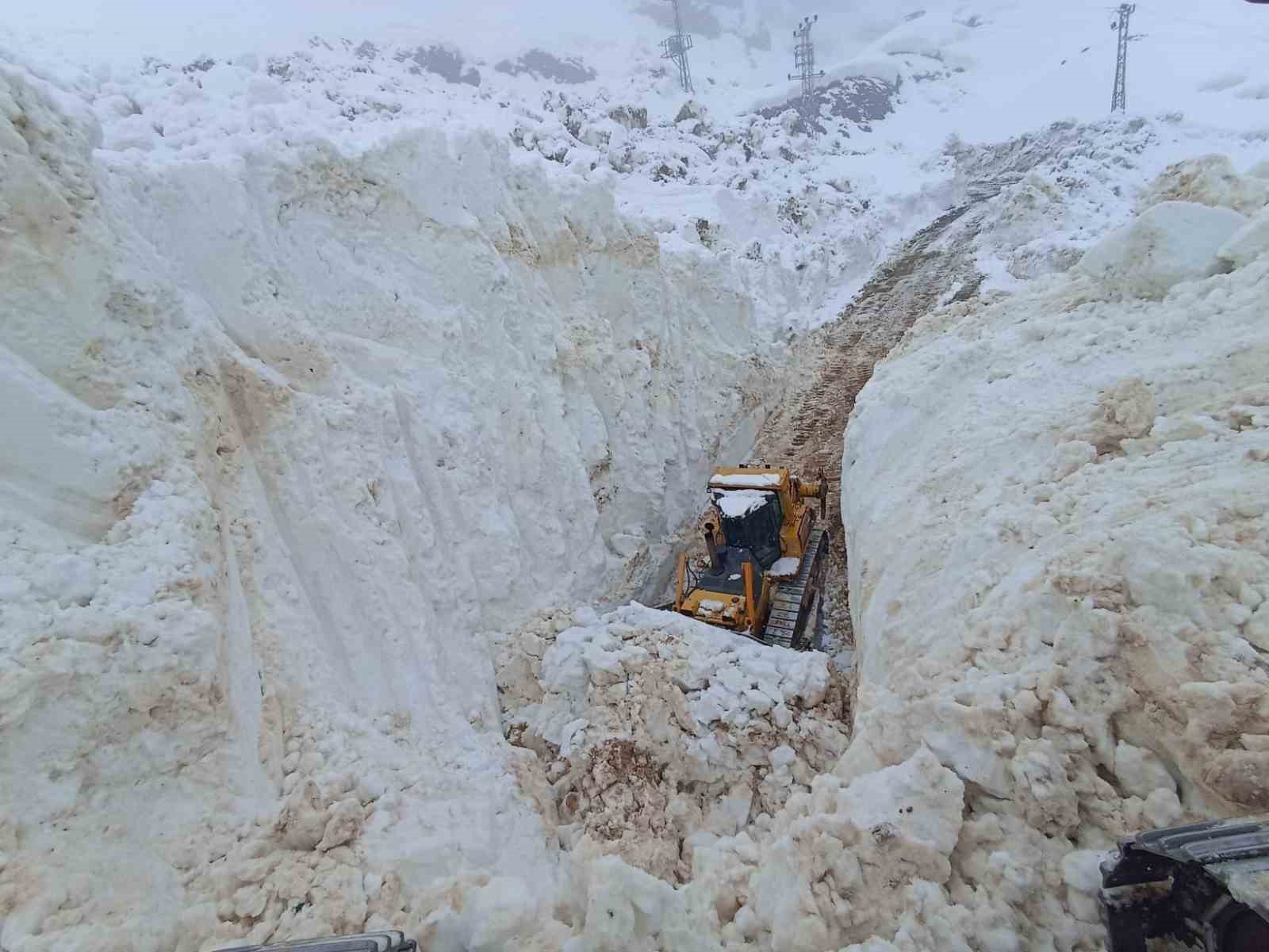 Yüksekova’da 8 metrelik kar tünelleri: İş makinesi içinde kayboldu
