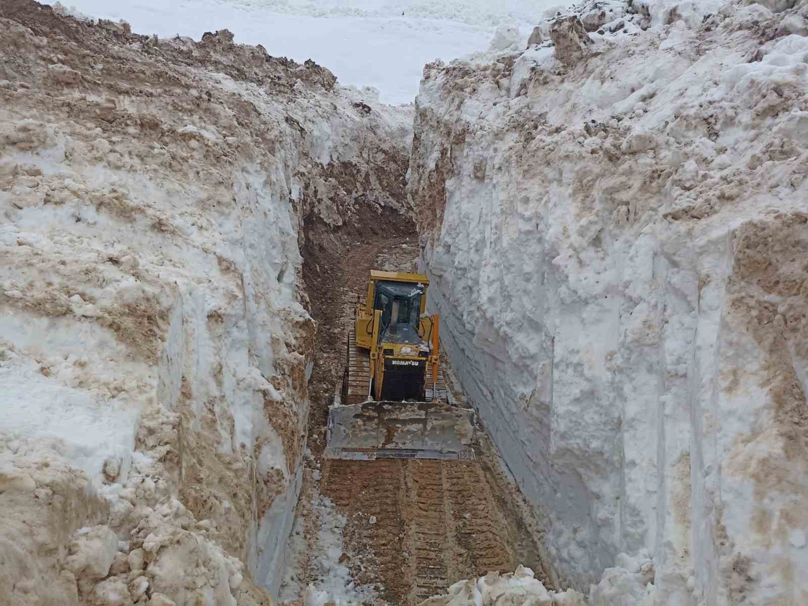 Yüksekova’da 8 metrelik kar tünelleri: İş makinesi içinde kayboldu

