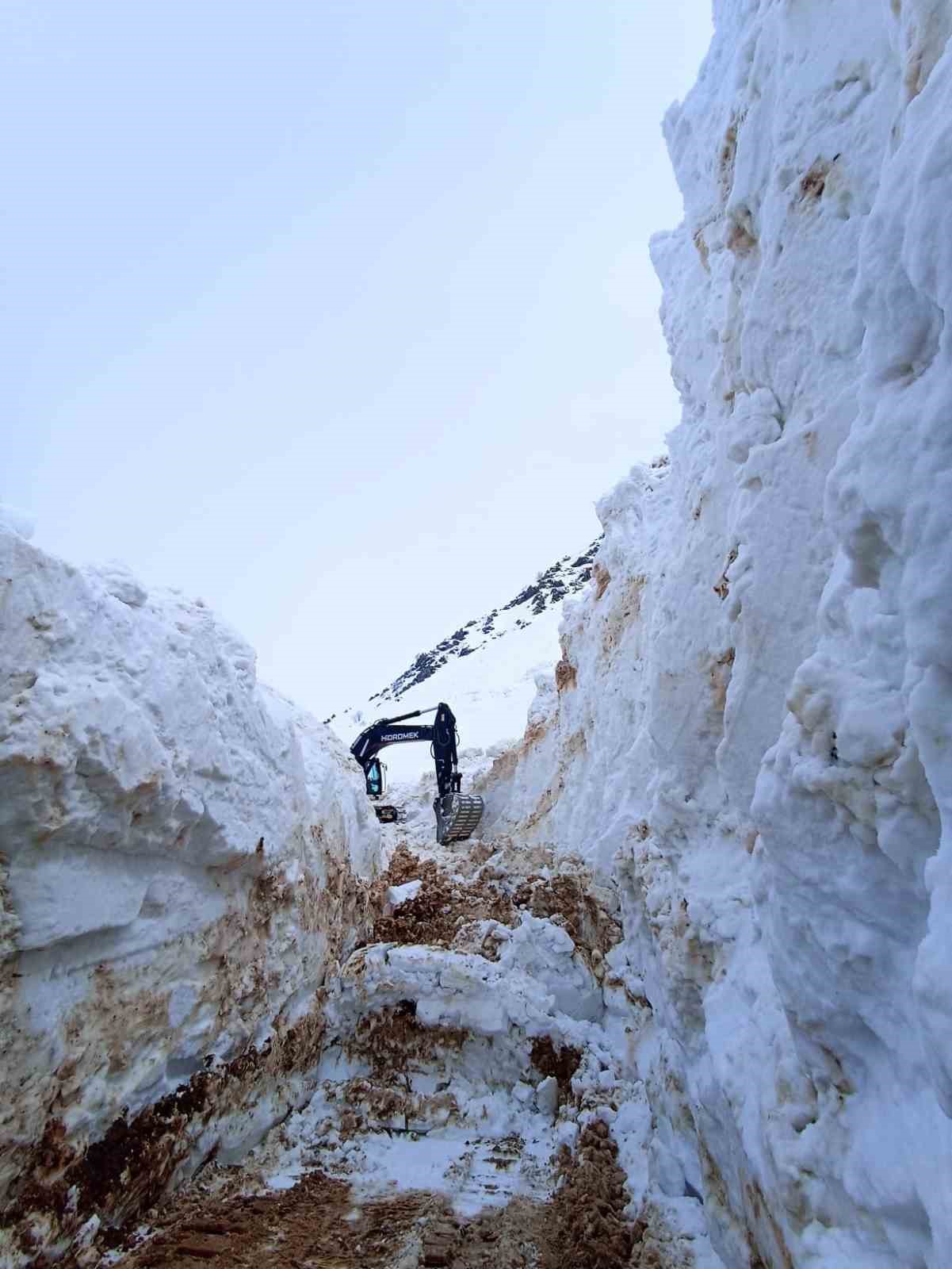 Yüksekova’da 8 metrelik kar tünelleri: İş makinesi içinde kayboldu
