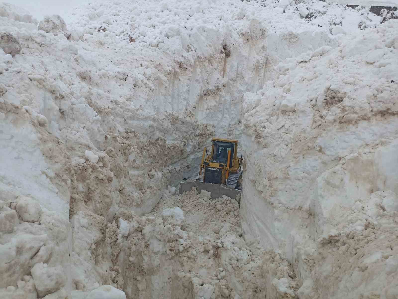 Yüksekova’da 8 metrelik kar tünelleri: İş makinesi içinde kayboldu
