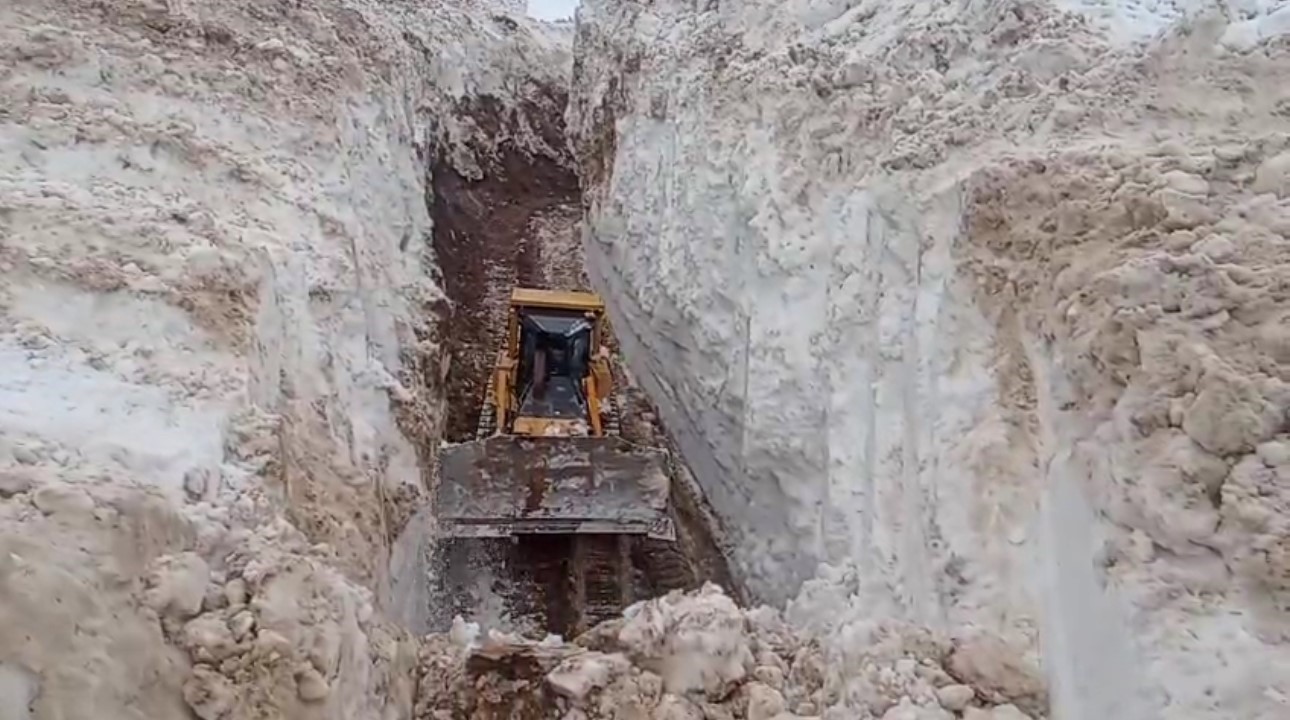 Yüksekova’da 8 metrelik kar tünelleri: İş makinesi içinde kayboldu
